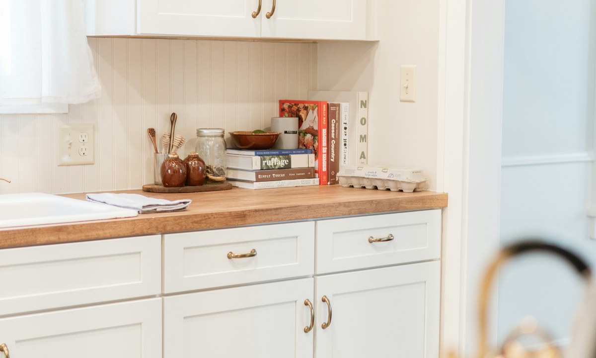 Bright, tidy kitchen — sample stock photo